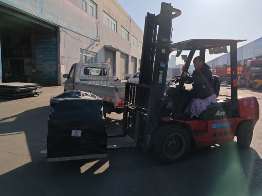 點(diǎn)擊查看詳細(xì)信息<br>標(biāo)題：發(fā)貨現(xiàn)場 閱讀次數(shù)：0